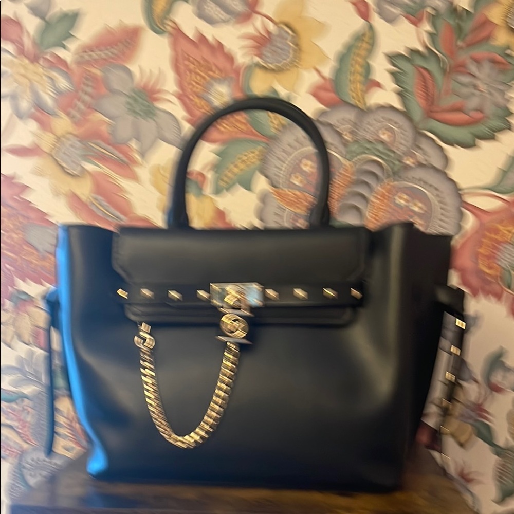 Chic Black Handbag with Gold Chain Accent